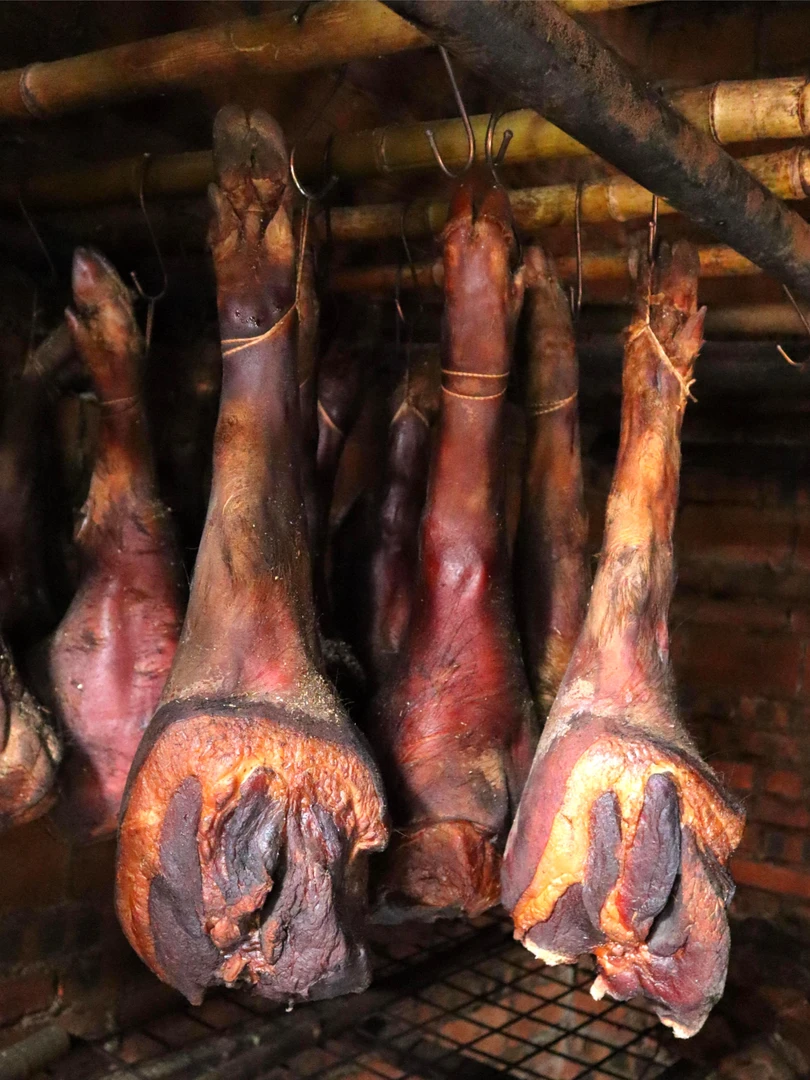 四川渝农家柴火烟熏腊猪脚烧皮洗切发货