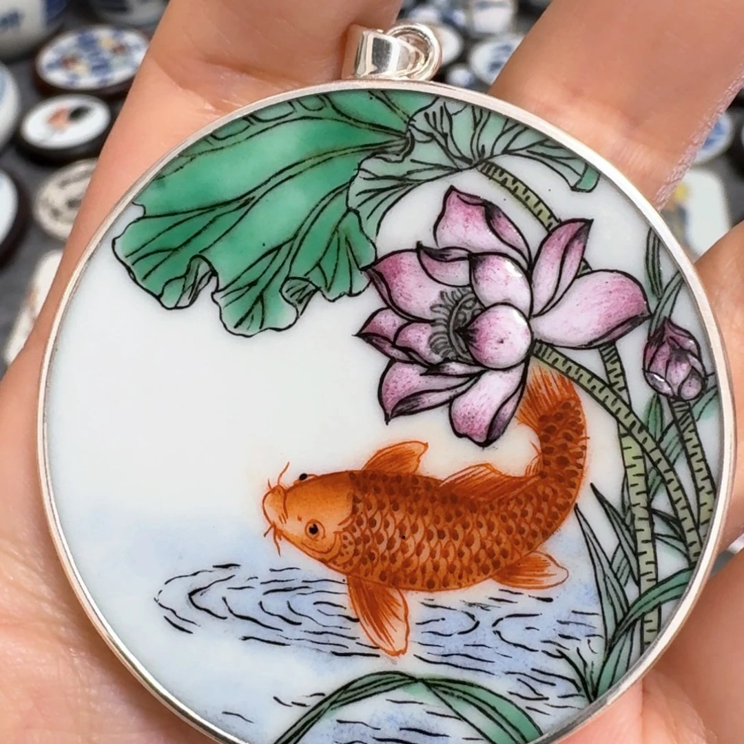 用***1瓷片粉彩鱼挂件一个