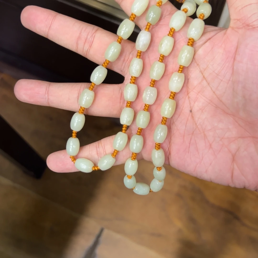 譚***维颈饰未镶嵌岫岩老玉（透闪石质玉）