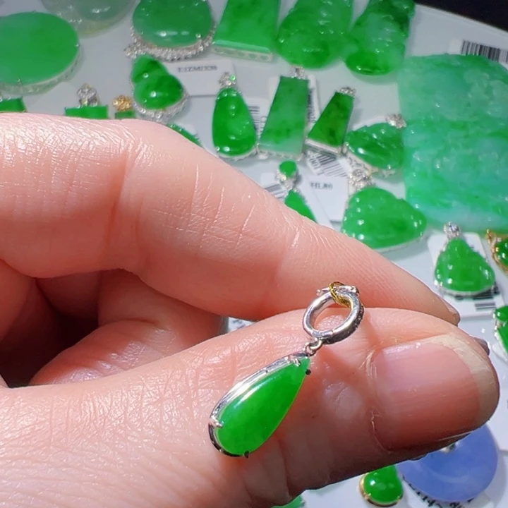 颈饰18K金镶嵌翡翠