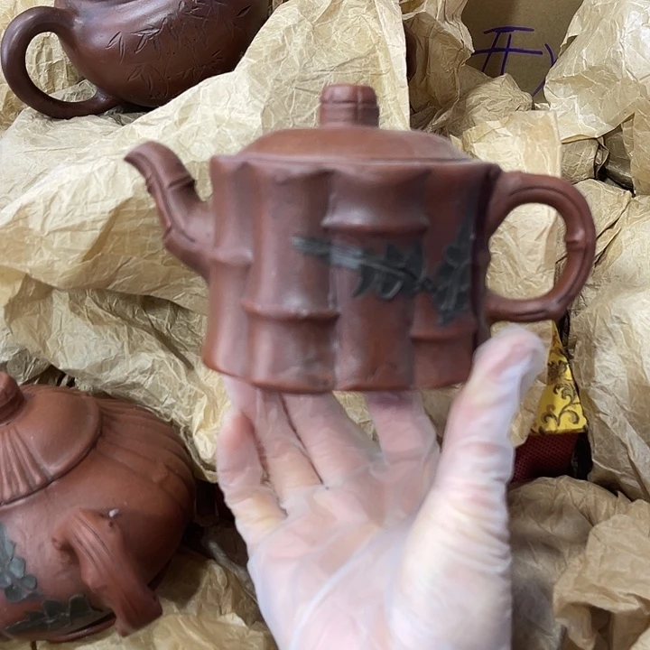 茶壶紫砂矿泥料，手工制作的一把紫砂壶。