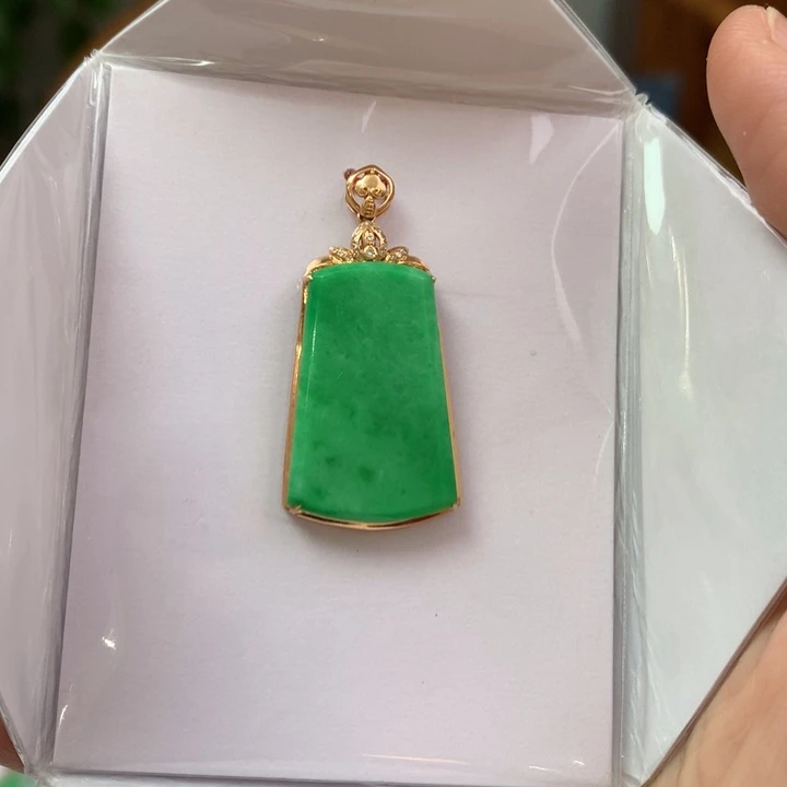 翡翠颈饰18K金镶嵌翡翠吊坠