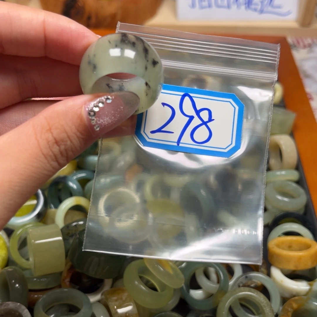 清***月蛇纹石玉未镶嵌珠宝奇石