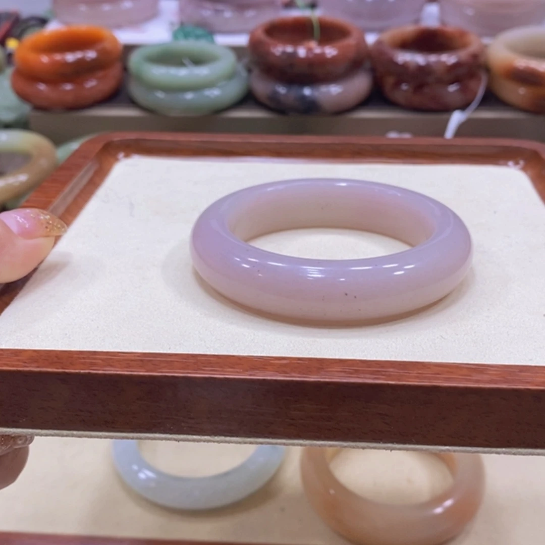 【闪购商品】未镶嵌手镯石英质玉