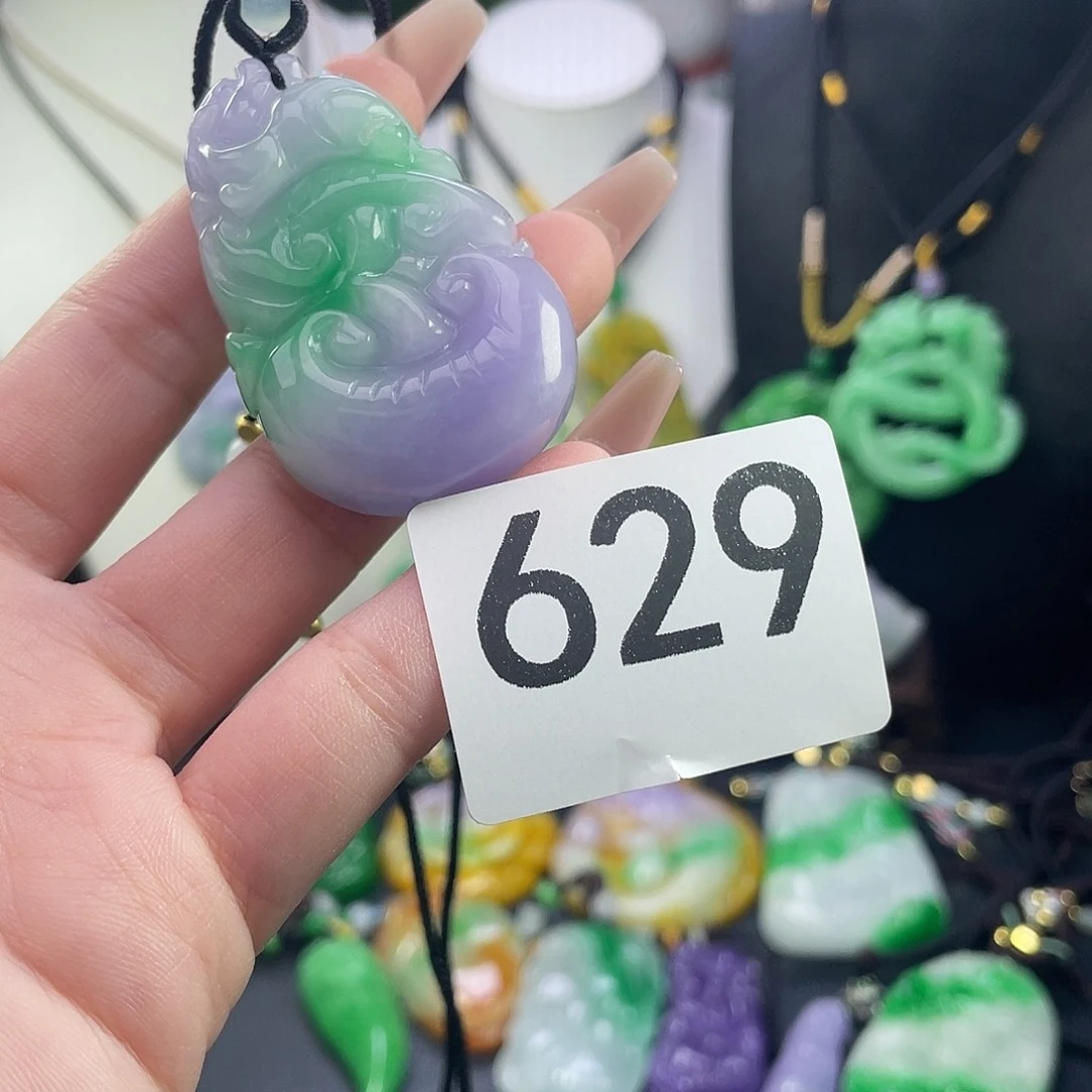 翡翠未镶嵌吊坠(赠链)