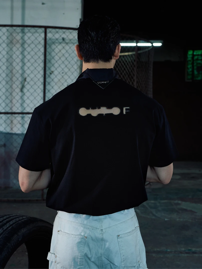 - 款号146 镂空工艺刺绣LOGO 宽松版T恤