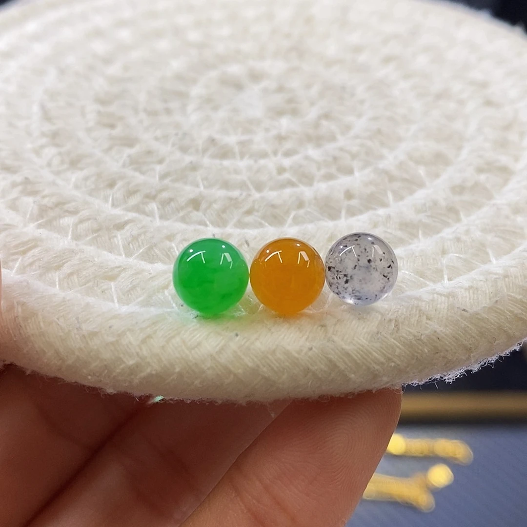 翡翠挂件未镶嵌一手珠珠