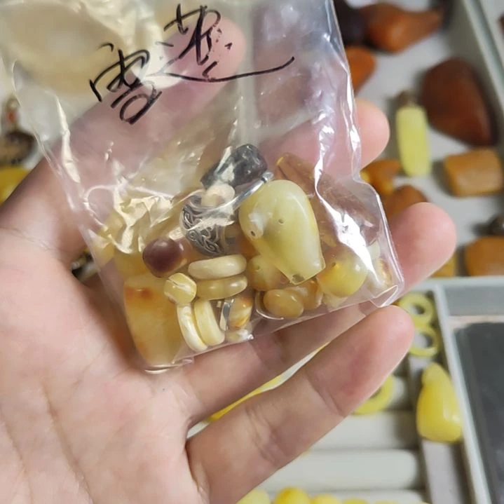 奶***皮未镶嵌琥珀裸石。。。