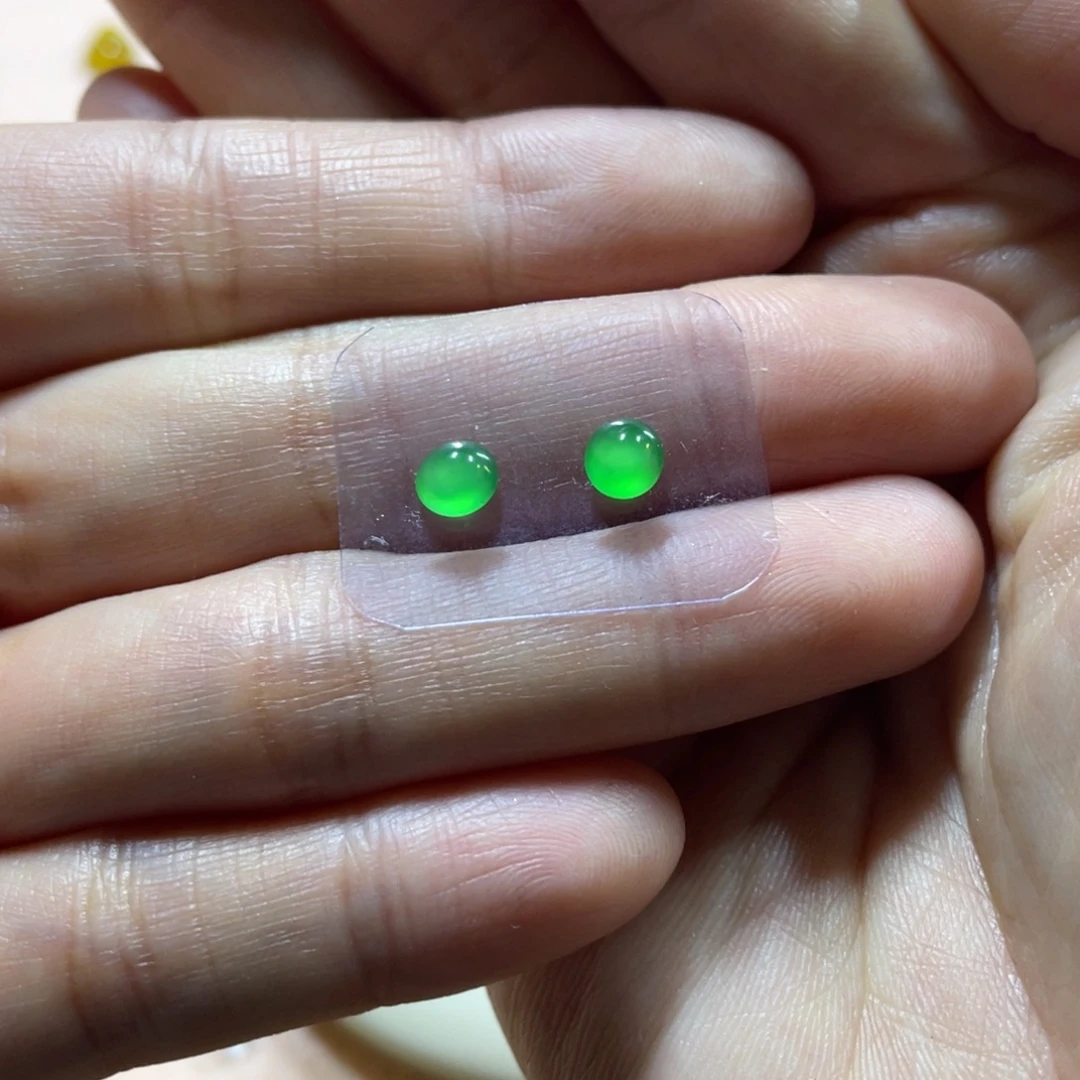 翡翠未镶嵌颈饰绿蛋面