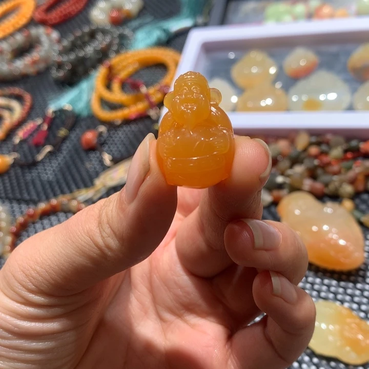 石英质玉（黄龙玉）未镶嵌颈饰