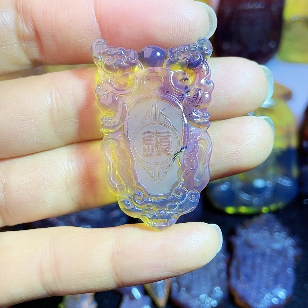 琥珀颈饰未镶嵌仿古龙牌