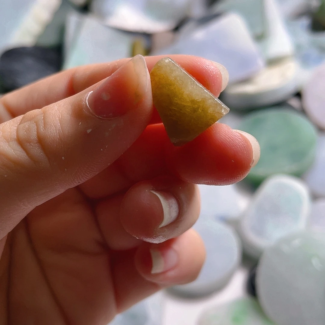 颈饰未镶嵌翡翠。