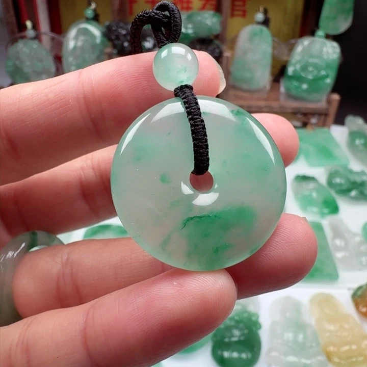 颈饰未镶嵌石英质玉