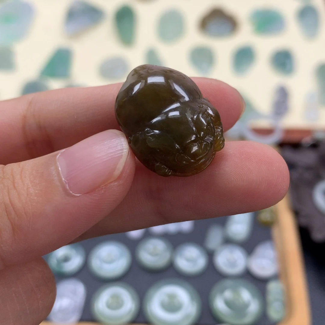 王***羊翡翠未镶嵌颈饰金蟾