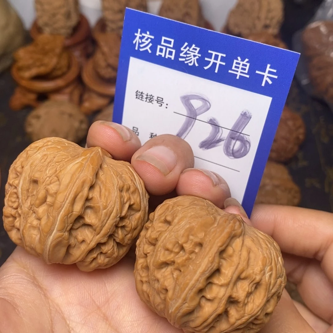 文玩核桃把件元宝40。 926