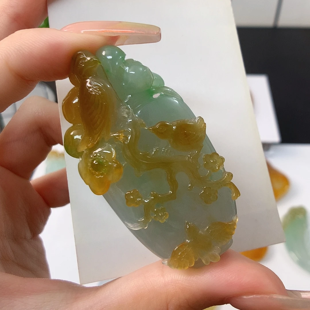 翡翠未镶嵌颈饰喜鹊登枝