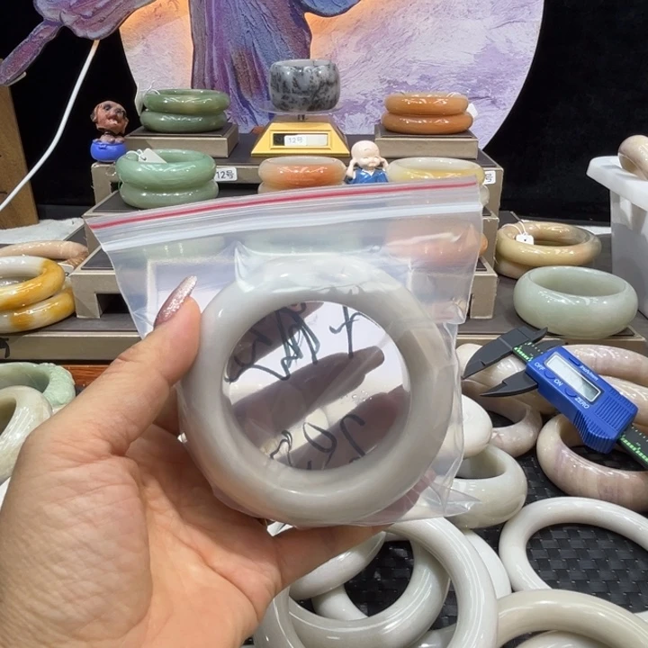 潦***熊未镶嵌手镯石英质玉