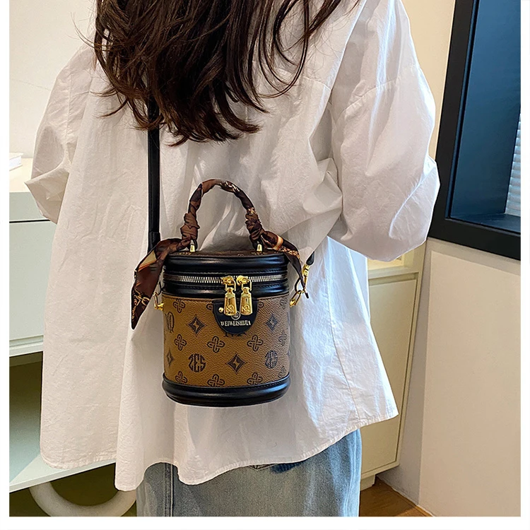 带丝巾新款水桶包单肩斜挎包时尚百搭7047