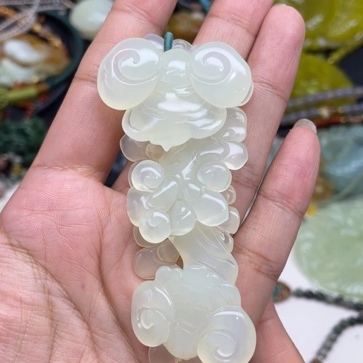 滨***店蛇纹石玉未镶嵌颈饰