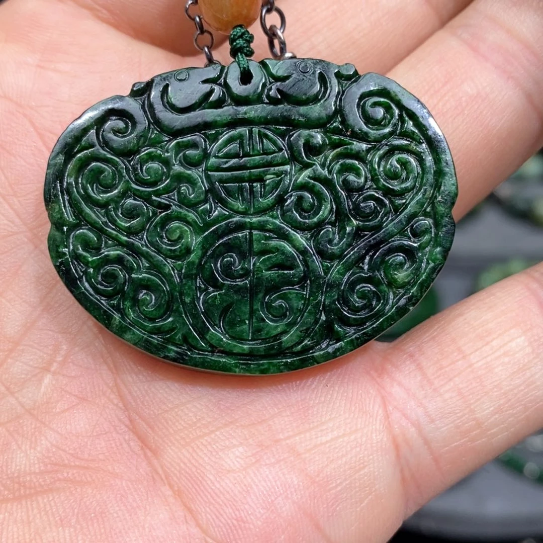 翡翠颈饰未镶嵌漂亮美眉