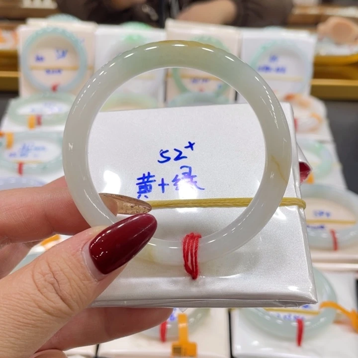 翡翠手镯未镶嵌翡翠