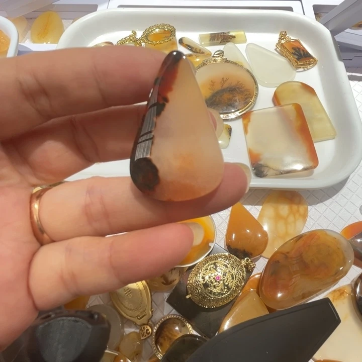 石英质玉（黄龙玉）未镶嵌颈饰