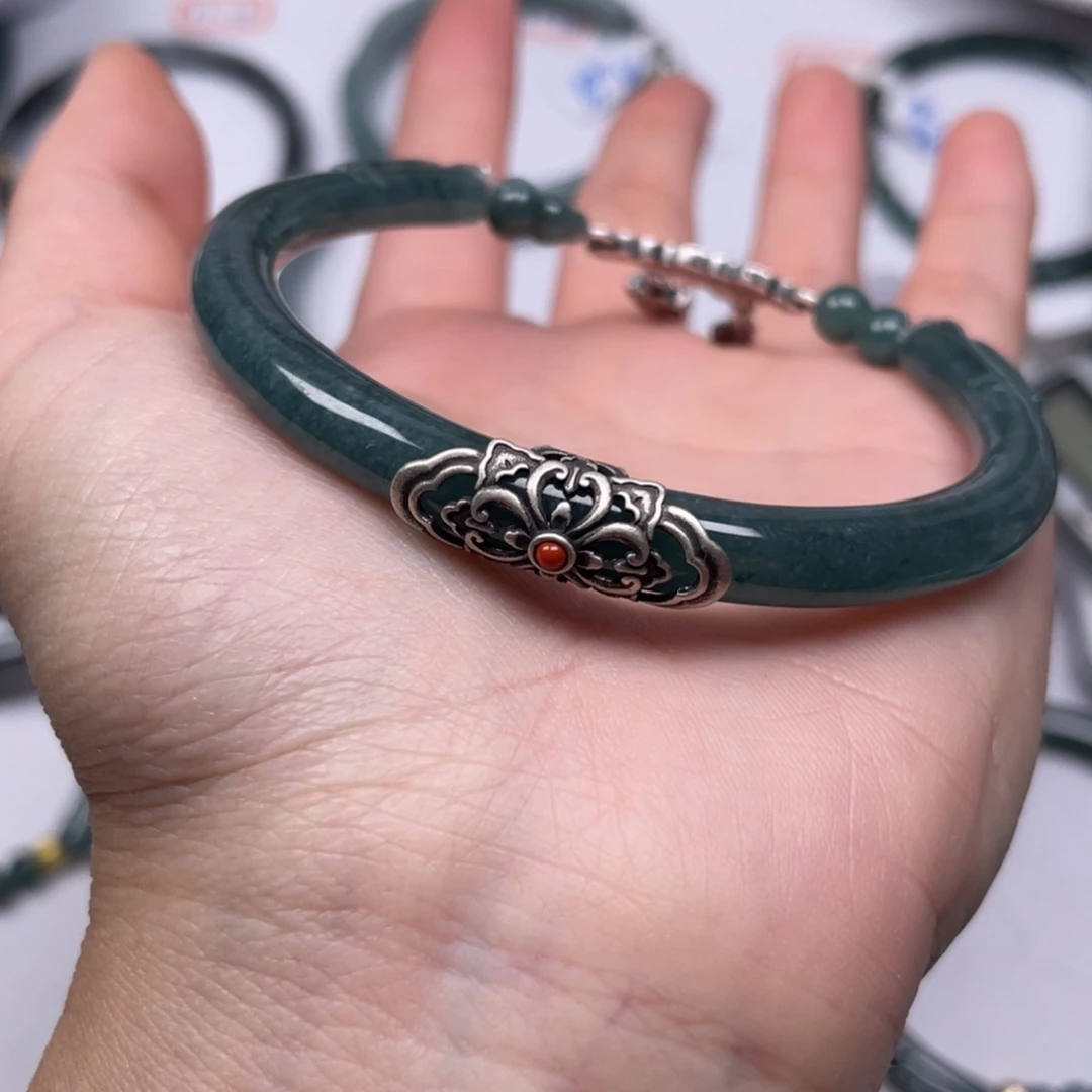 翡翠吊坠(赠链)未镶嵌隐**姬