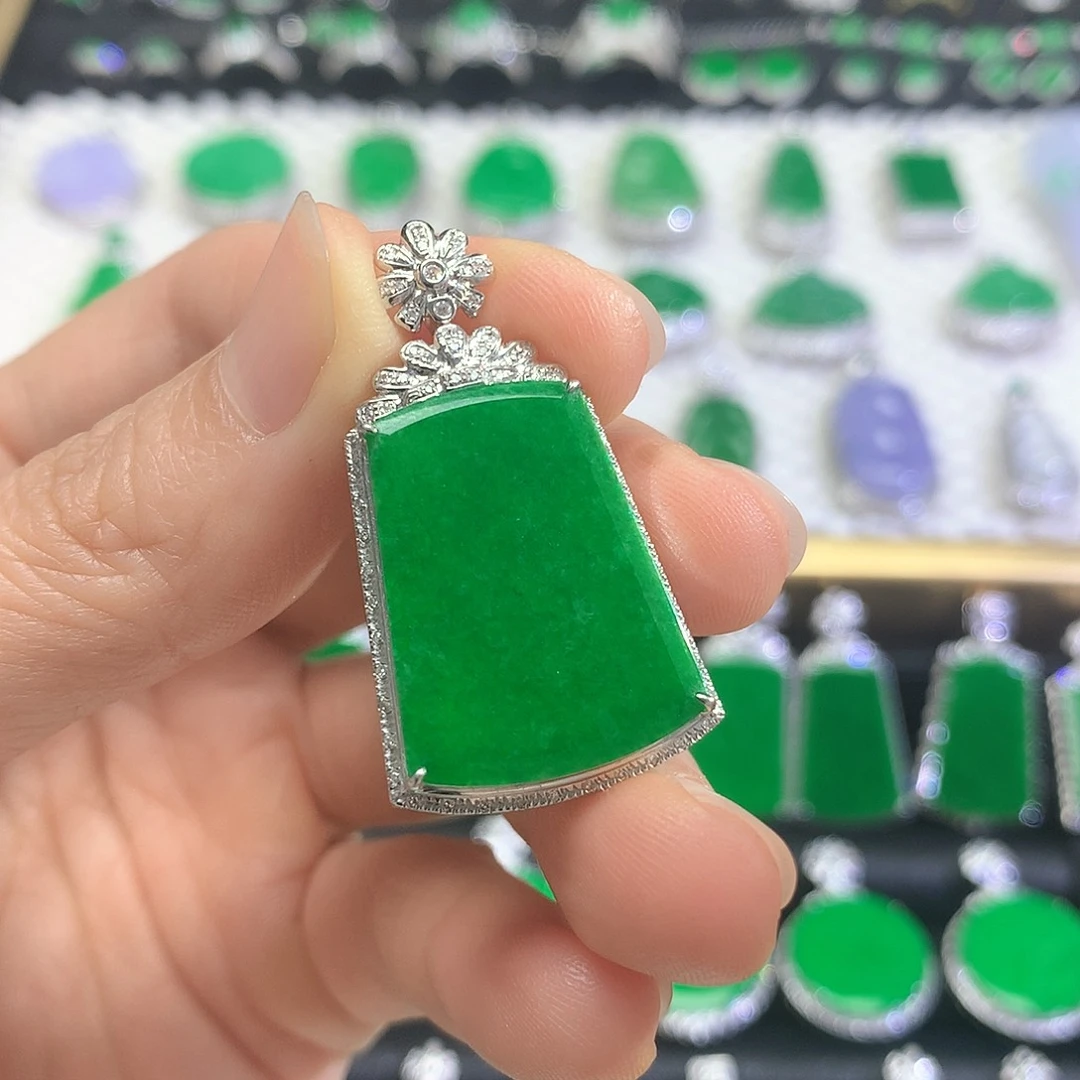 颈饰18K金镶嵌翡翠吊坠