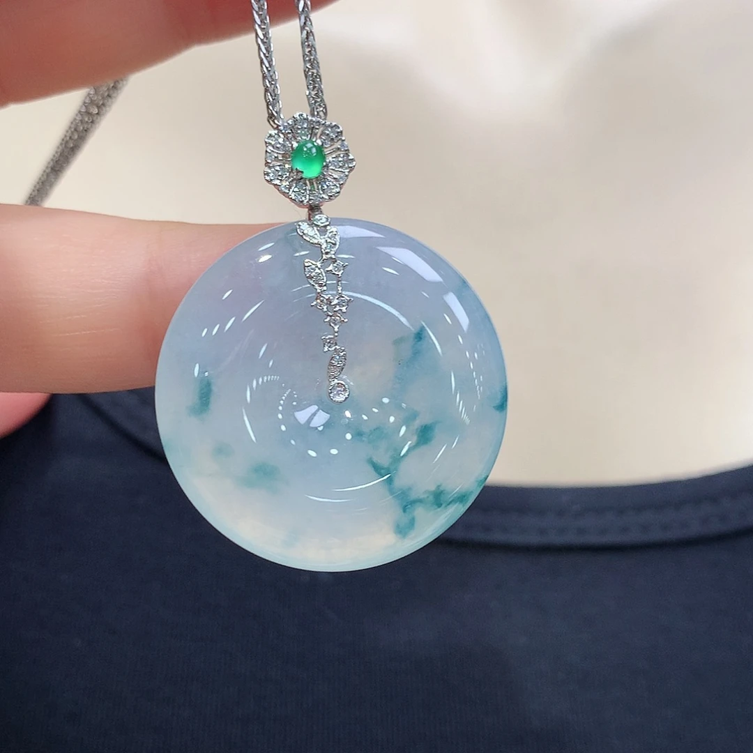 n***y翡翠18K金镶嵌颈饰平安扣