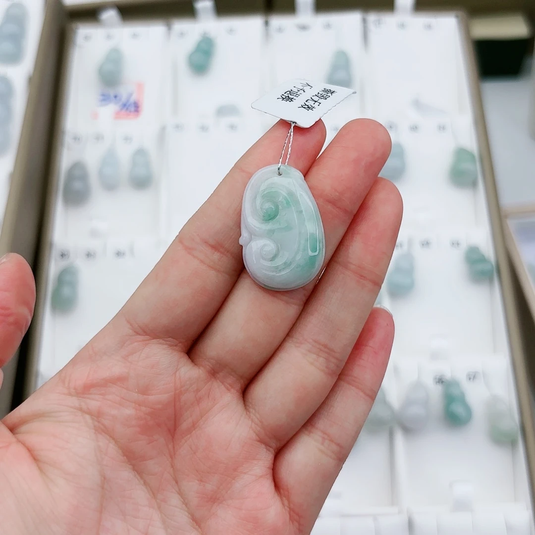 翡翠颈饰未镶嵌如意