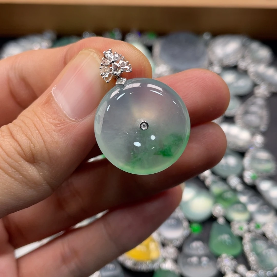 翡翠18K金镶嵌颈饰平安扣