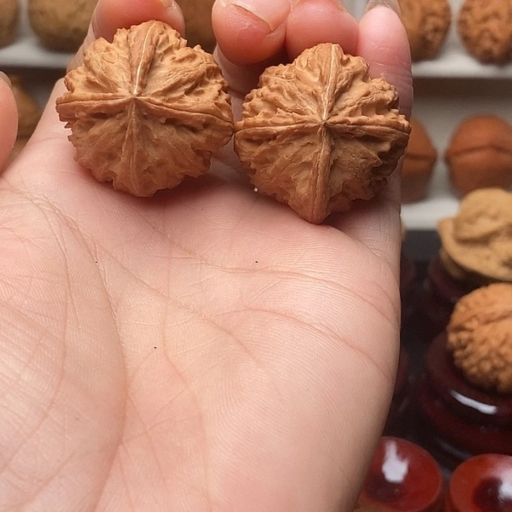 聆***色吊坠文玩核桃四棱