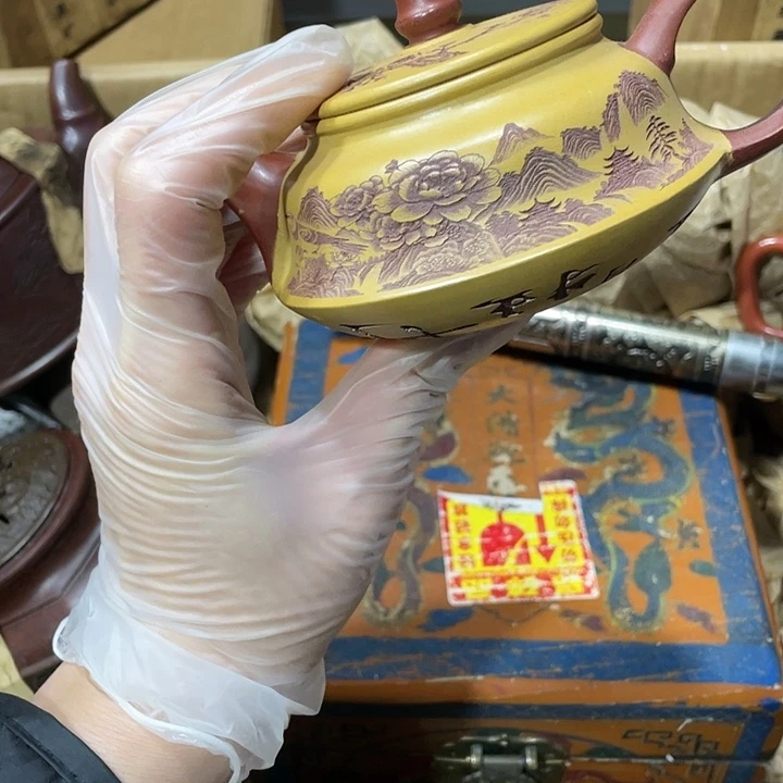 紫砂茶壶原矿泥料，纯手工制作的一把紫砂壶。