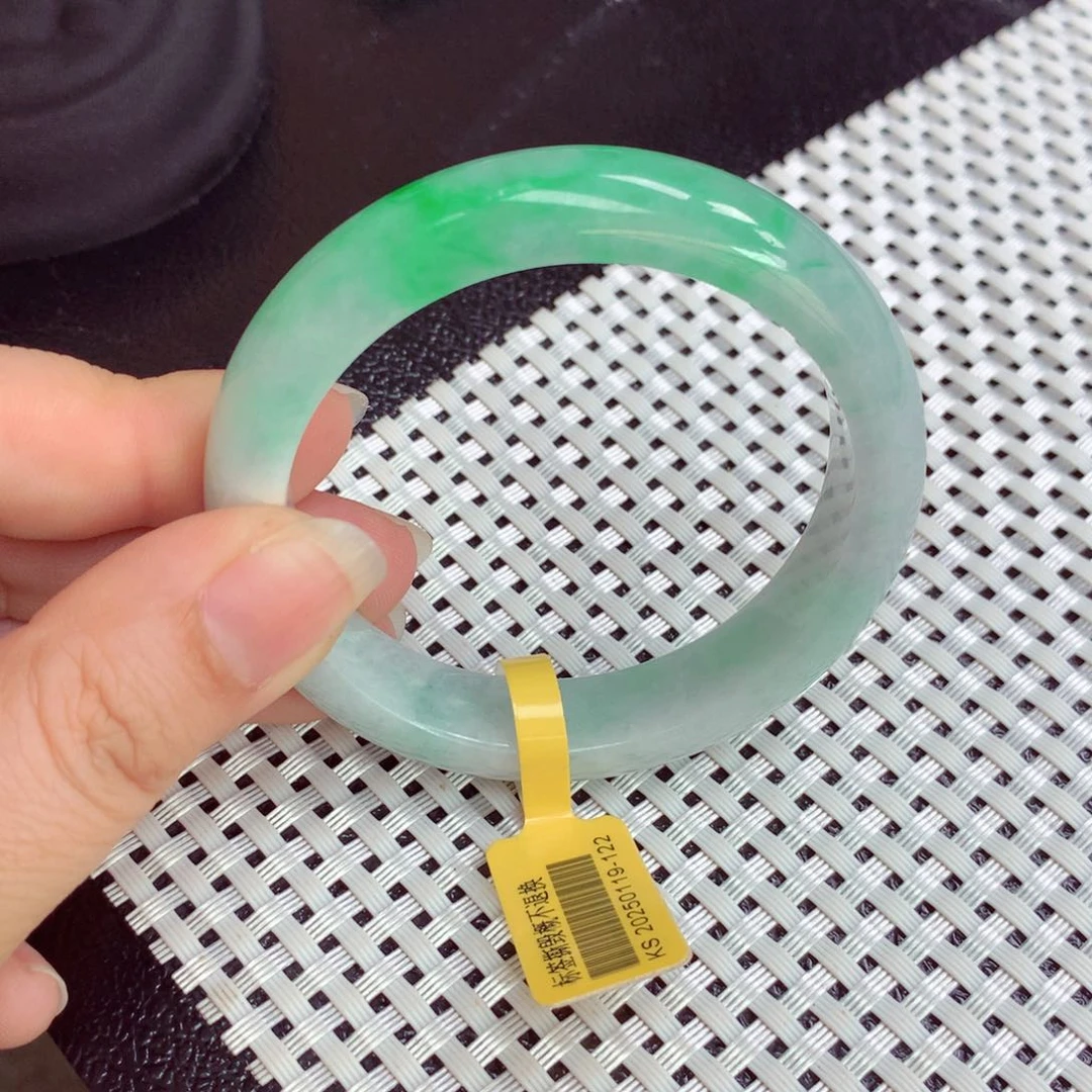 翡翠手镯未镶嵌缅甸