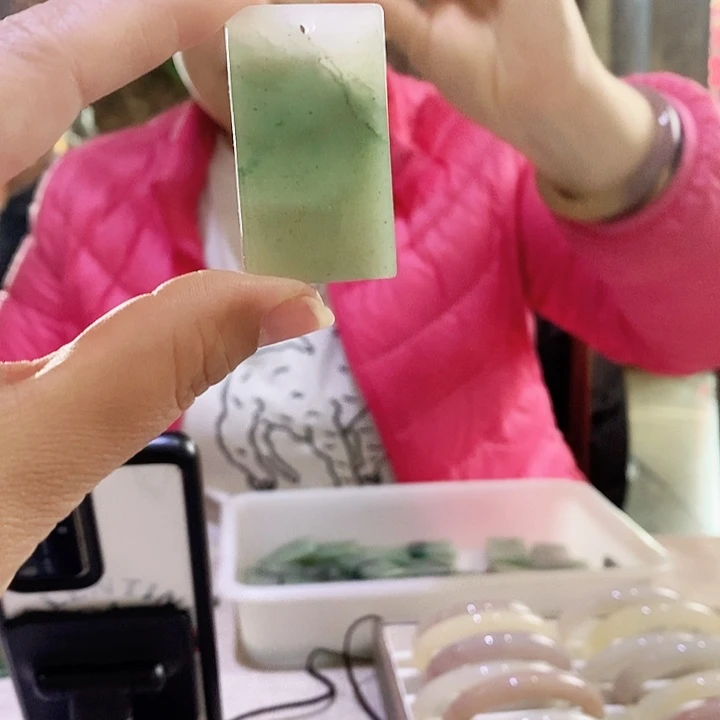 密玉（石英质玉）颈饰未镶嵌