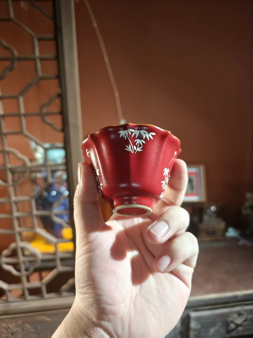 故宫红手绘银竹葵口杯