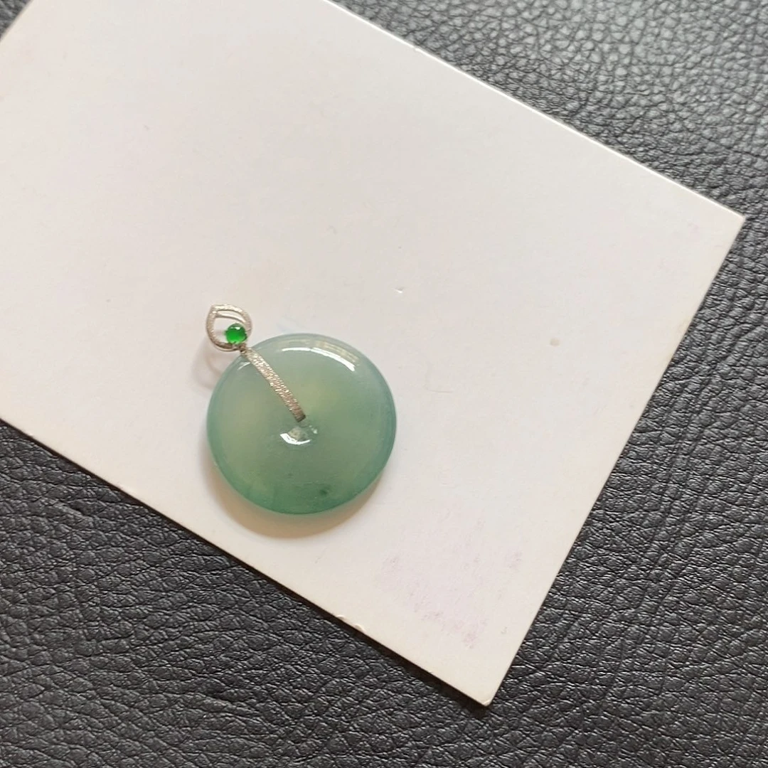 翡翠颈饰18K金镶嵌底色飘花平安扣