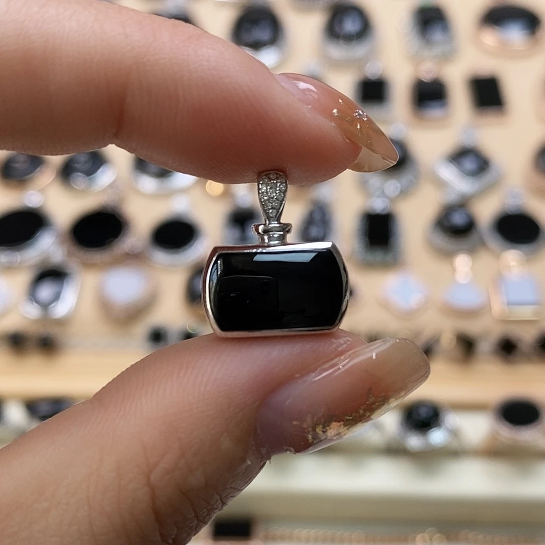 翡翠颈饰18K金镶嵌天然翡翠墨翠