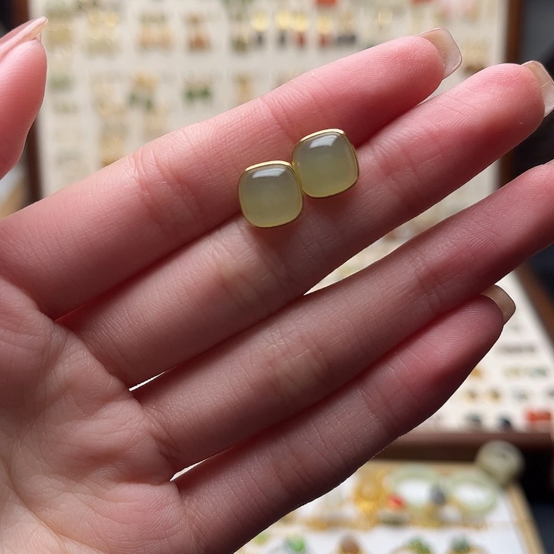 和田玉未镶嵌耳饰