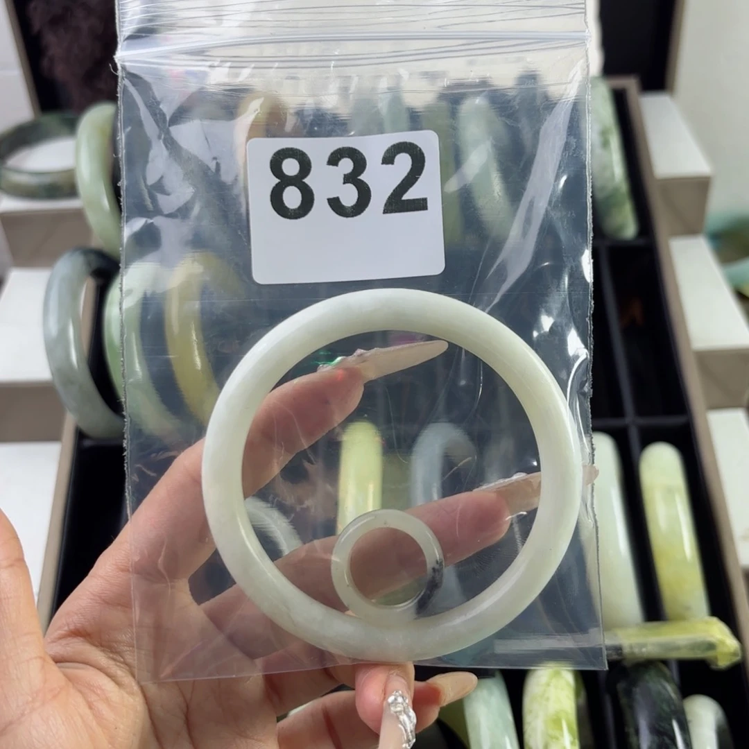 蛇纹石玉未镶嵌手镯如**.