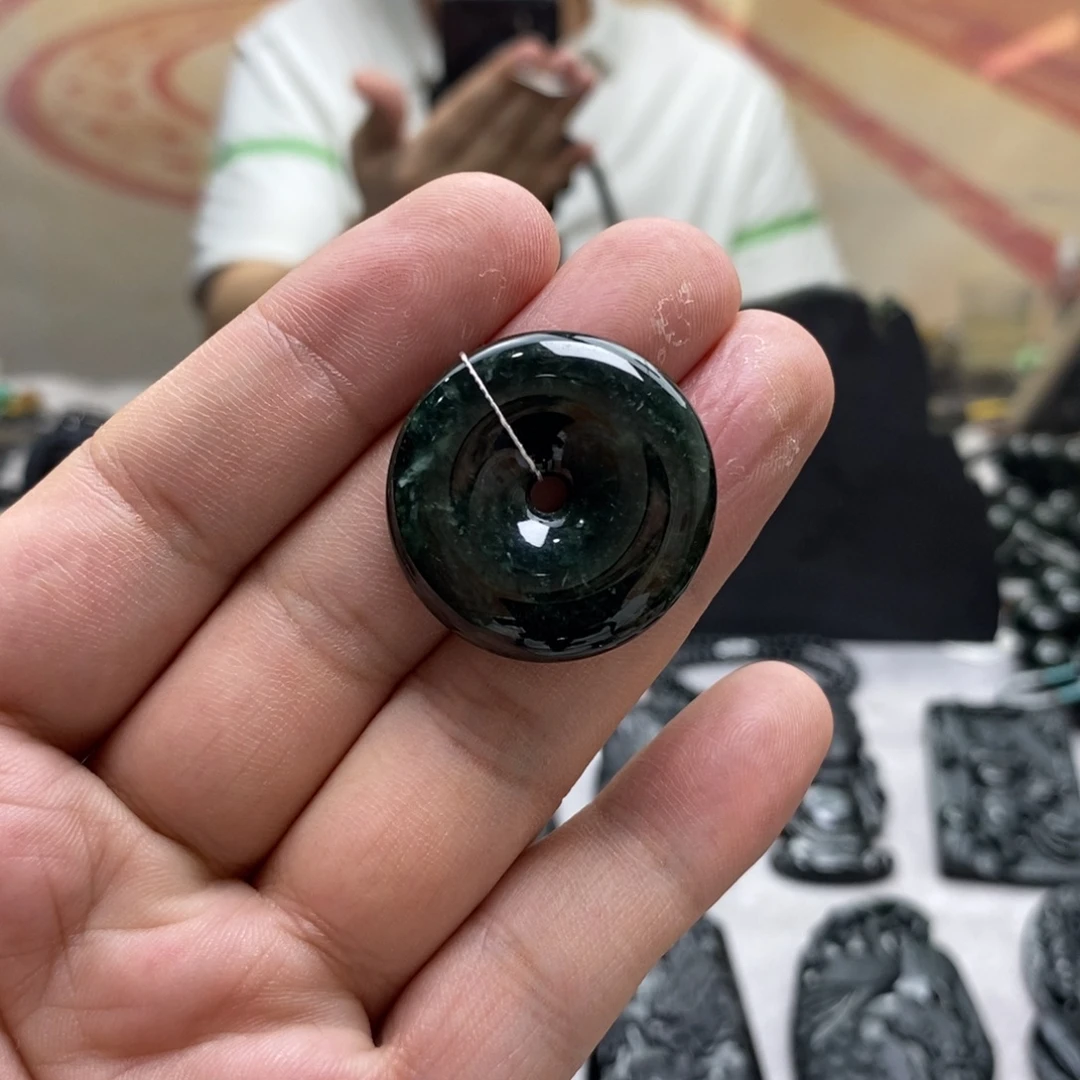 翡翠未镶嵌颈饰平安扣