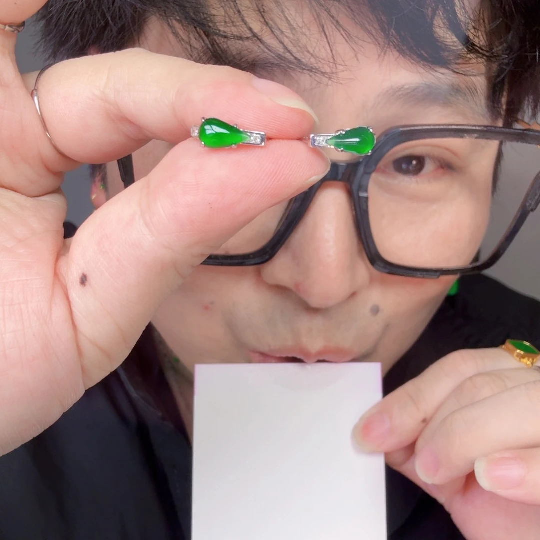 翡翠未镶嵌颈饰一对