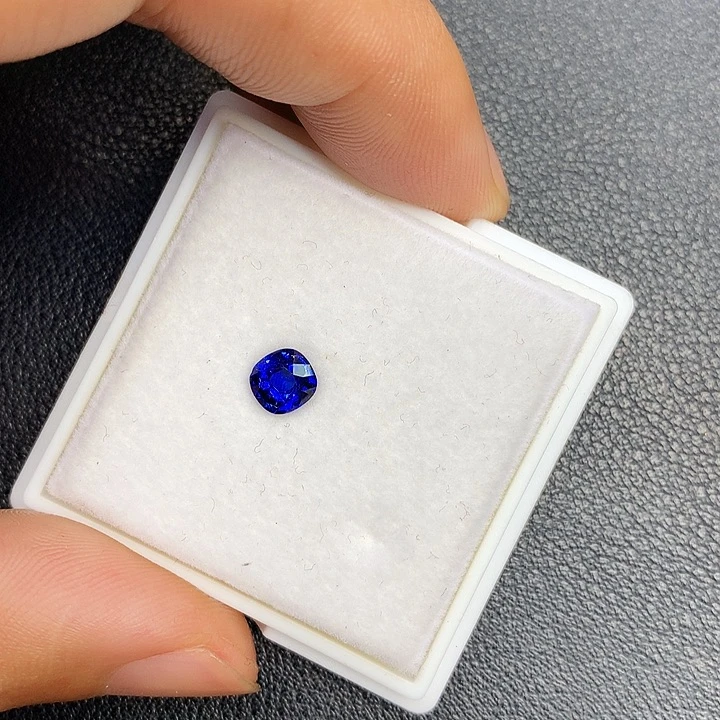 蓝宝石裸石0.9克拉