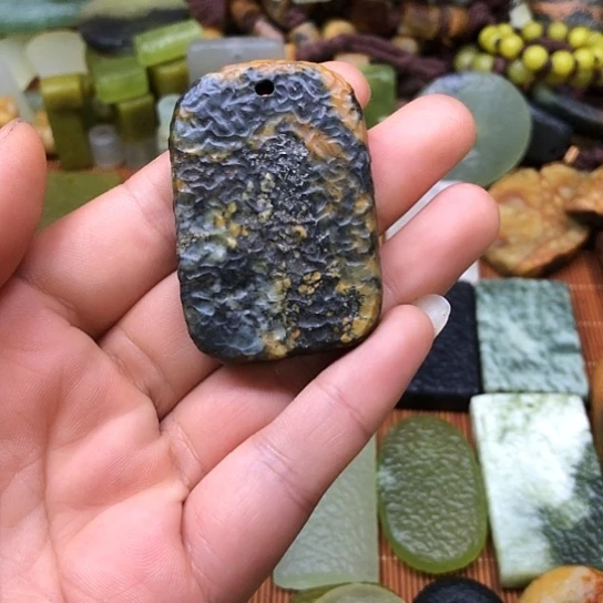 岫玉未镶嵌颈饰岫