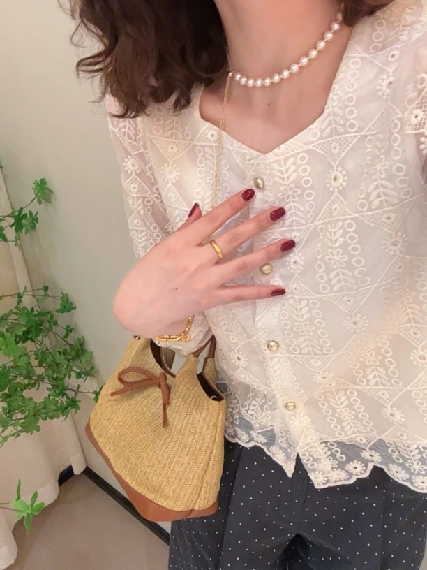 老赵服饰 精致方领蕾丝刺绣衬衫上衣 21AU3165