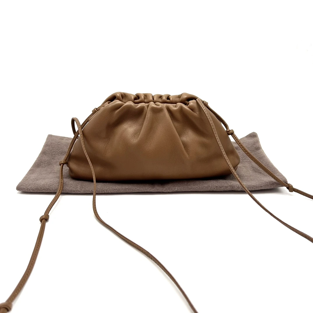 95新 BOTTEGA VENETA/葆蝶家 棕色MiniPouch单肩斜挎云朵包 91843