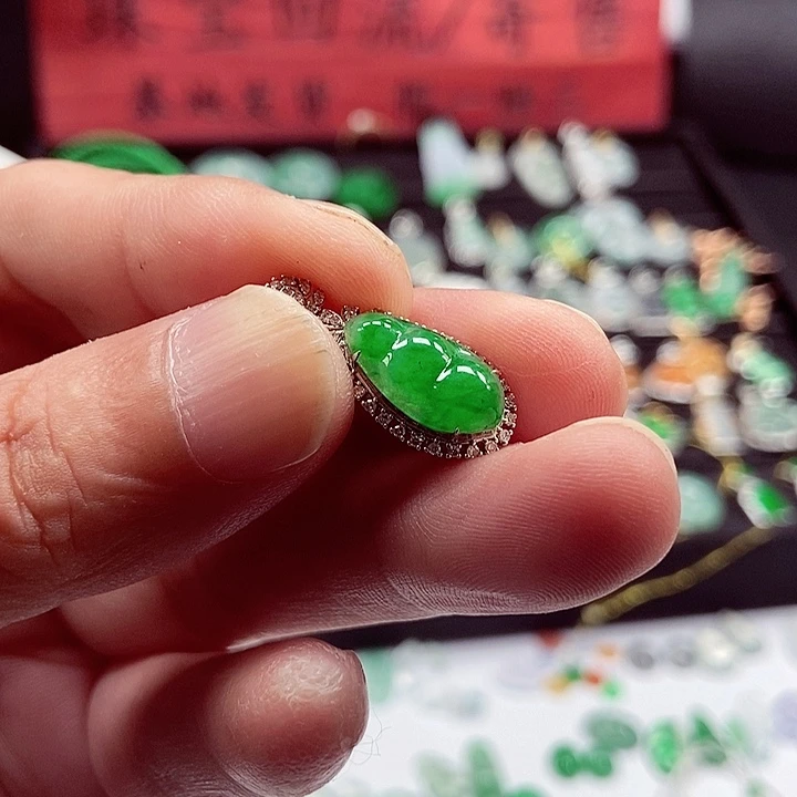 翡翠18K金镶嵌颈饰