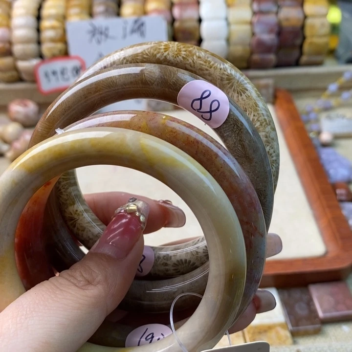 中***子颈饰合金石英岩玉