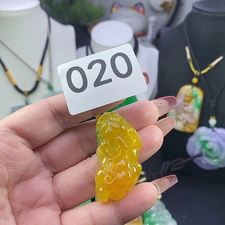 翡翠未镶嵌吊坠(赠链)