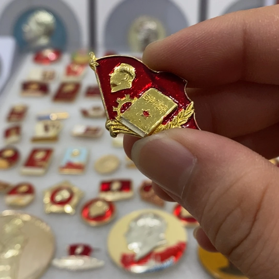 其他普通金属红色纪念章红旗选集背汉南工坊